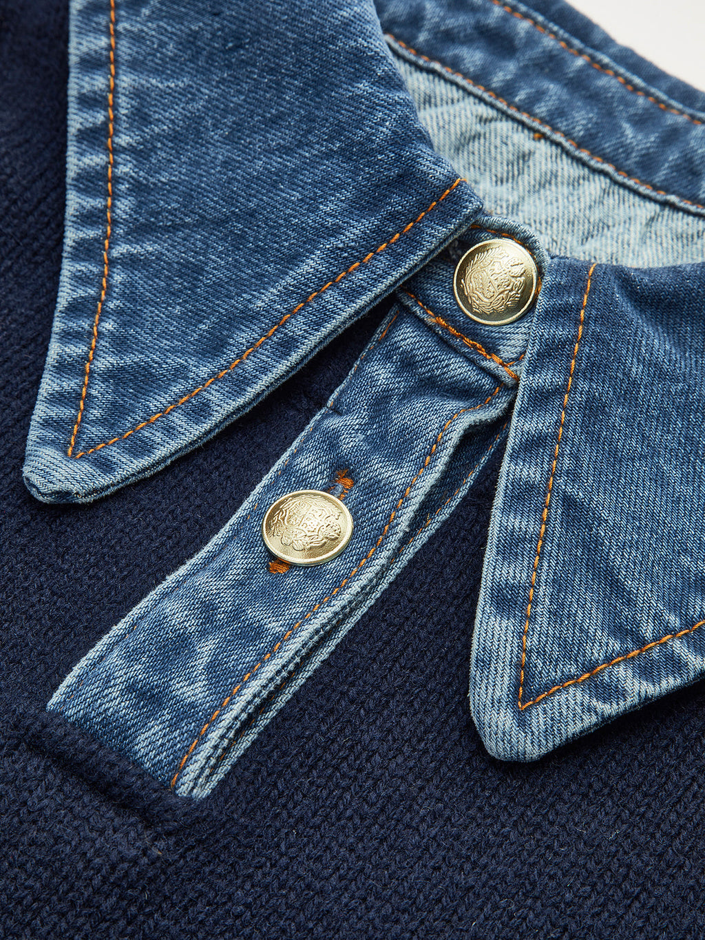 Sweter Damski 2w1 z Jeansowym Kołnierzem i Mankietami – ujęcie 4
