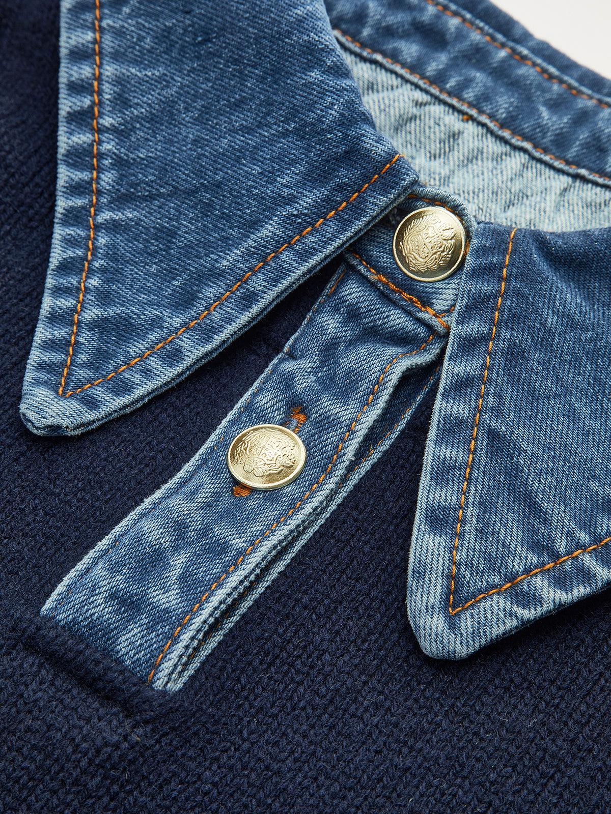Sweter Damski 2w1 z Jeansowym Kołnierzem i Mankietami – ujęcie 4