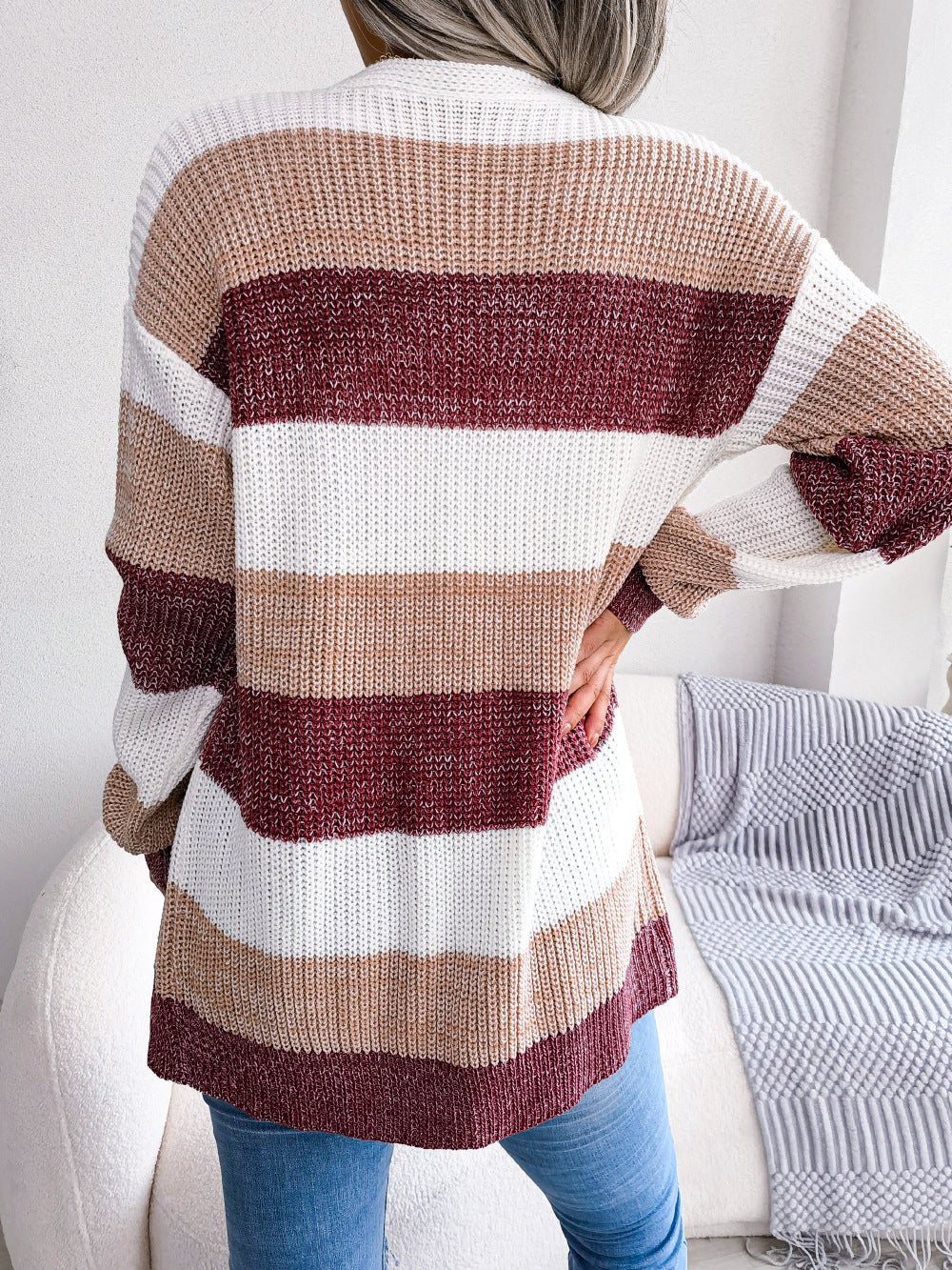 Damski kardigan z kolorowymi blokami i kieszeniami – detal