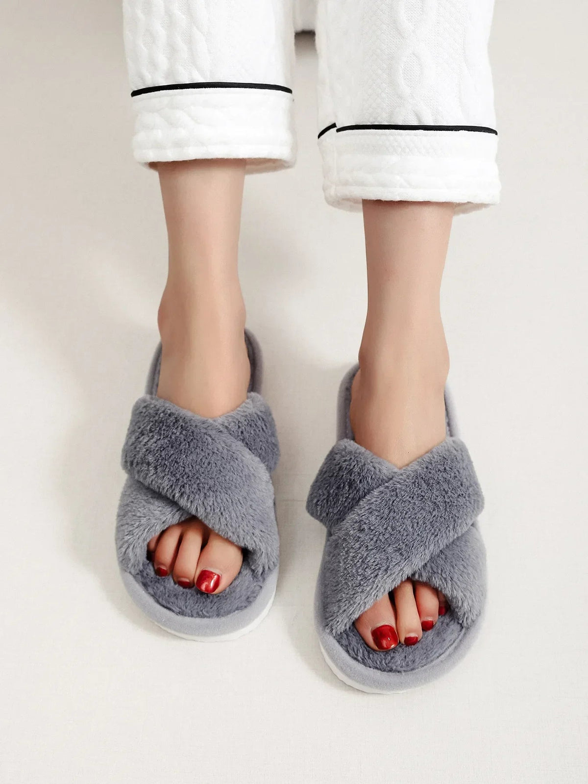 Damskie Kapcie Domowe z Futrzanymi Paskami i Odkrytym Noskiem