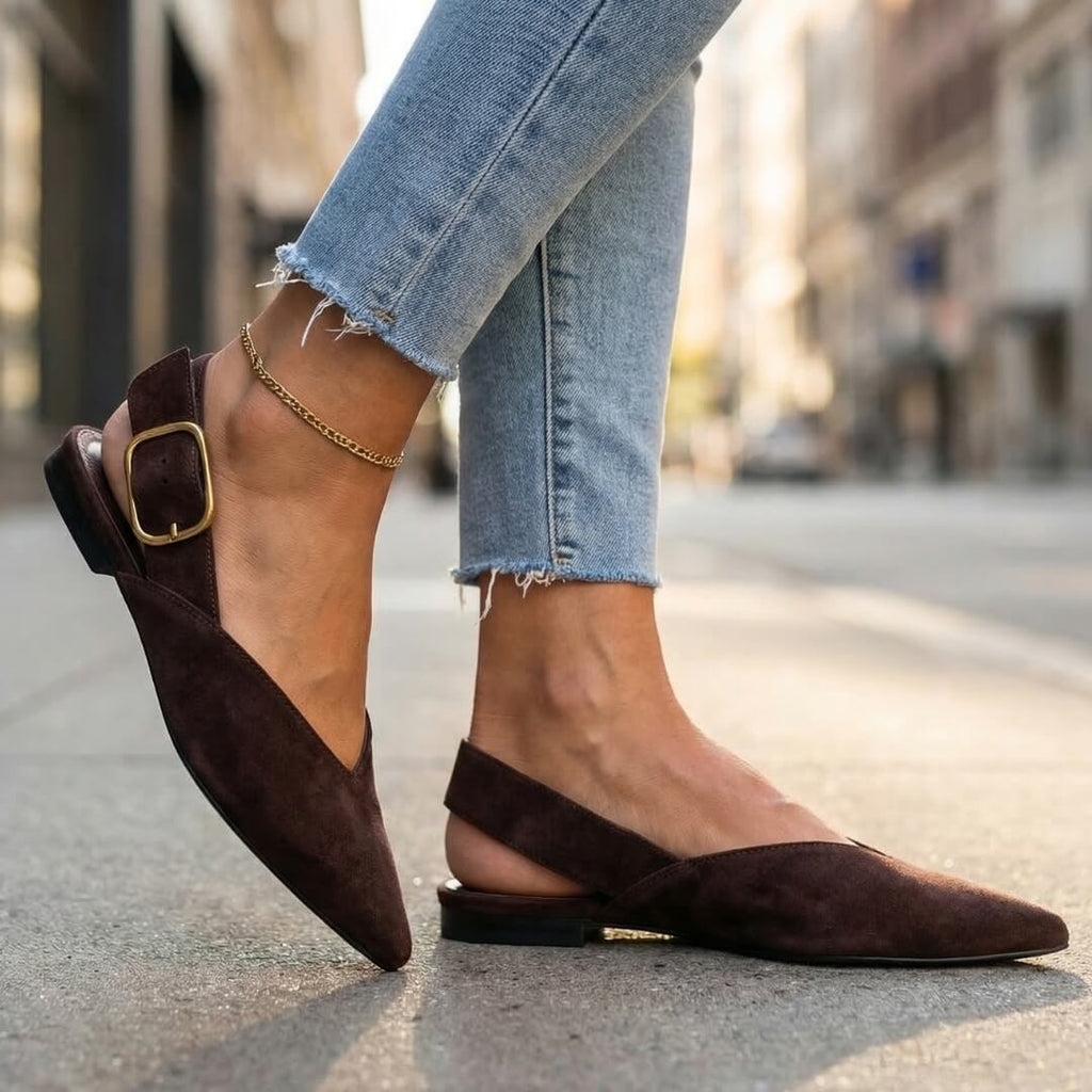 Baleriny slingback z zamszu detal regulowanego paska ze złotą klamrą