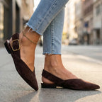 Baleriny slingback z zamszu detal regulowanego paska ze złotą klamrą