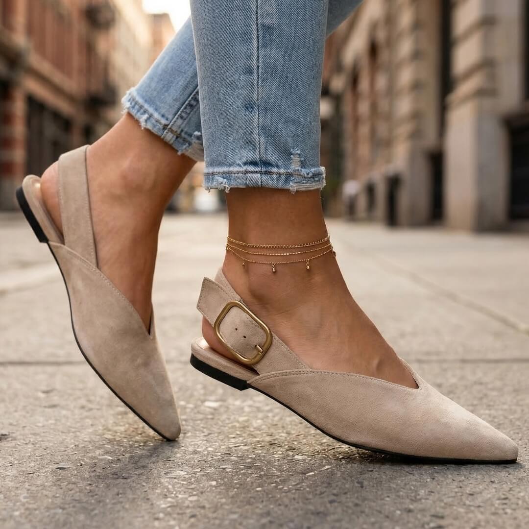 Baleriny slingback z zamszu ujęcie z tyłu z paskiem za piętą