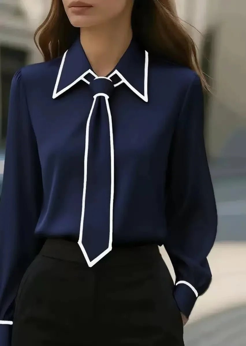 Bluzka damska z kontrastowym kołnierzem i krawatką w kolorze granatowym – Diamila Moda