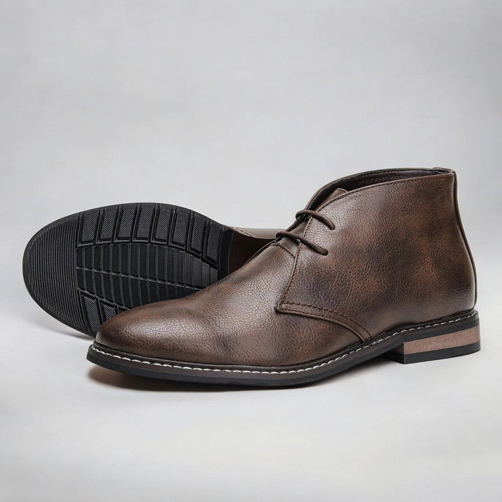 Zbliżenie na sznurowanie i szwy botków męskich chukka