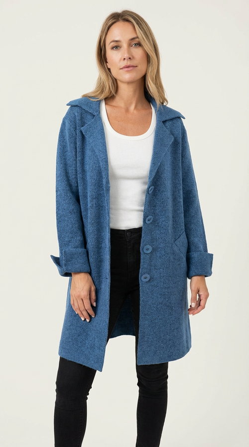 Długi damski płaszcz z wykładanym kołnierzem w kolorze niebieskim
