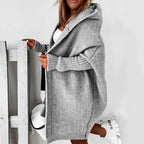 Przytulny kardigan oversize z kapturem na modelce