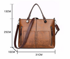 Skórzana listonoszka noszona crossbody