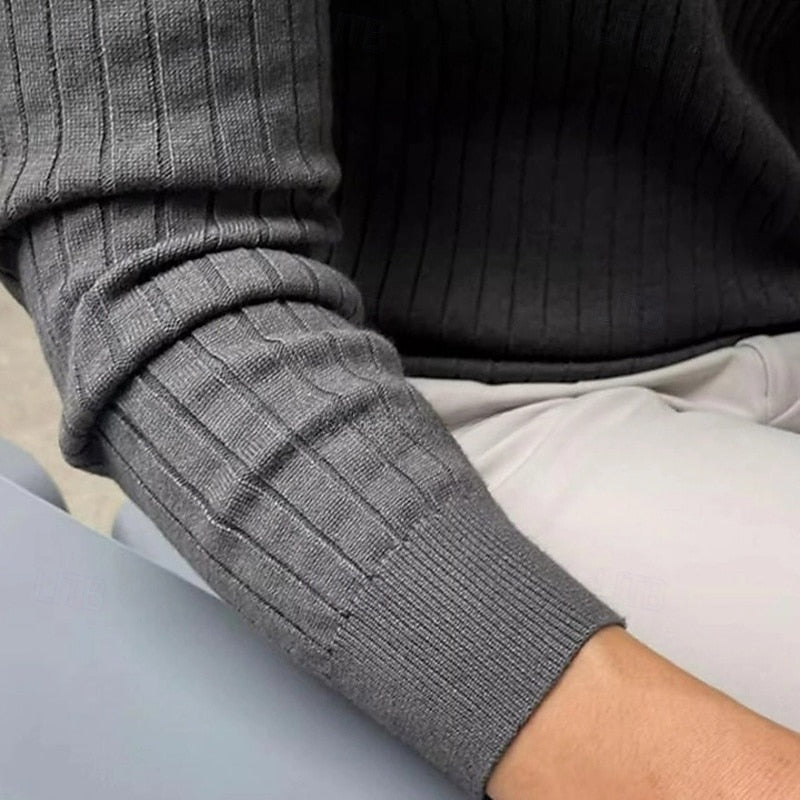 Męski sweter henley z prążkowanej dzianiny – detal