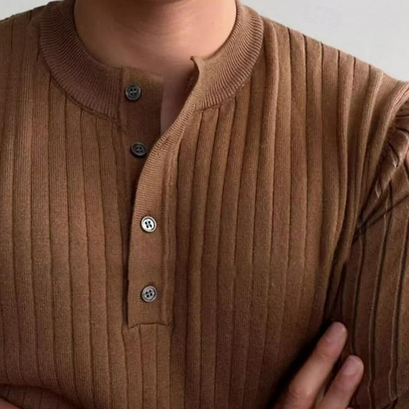 Męski sweter henley z prążkowanej dzianiny – detal (2)