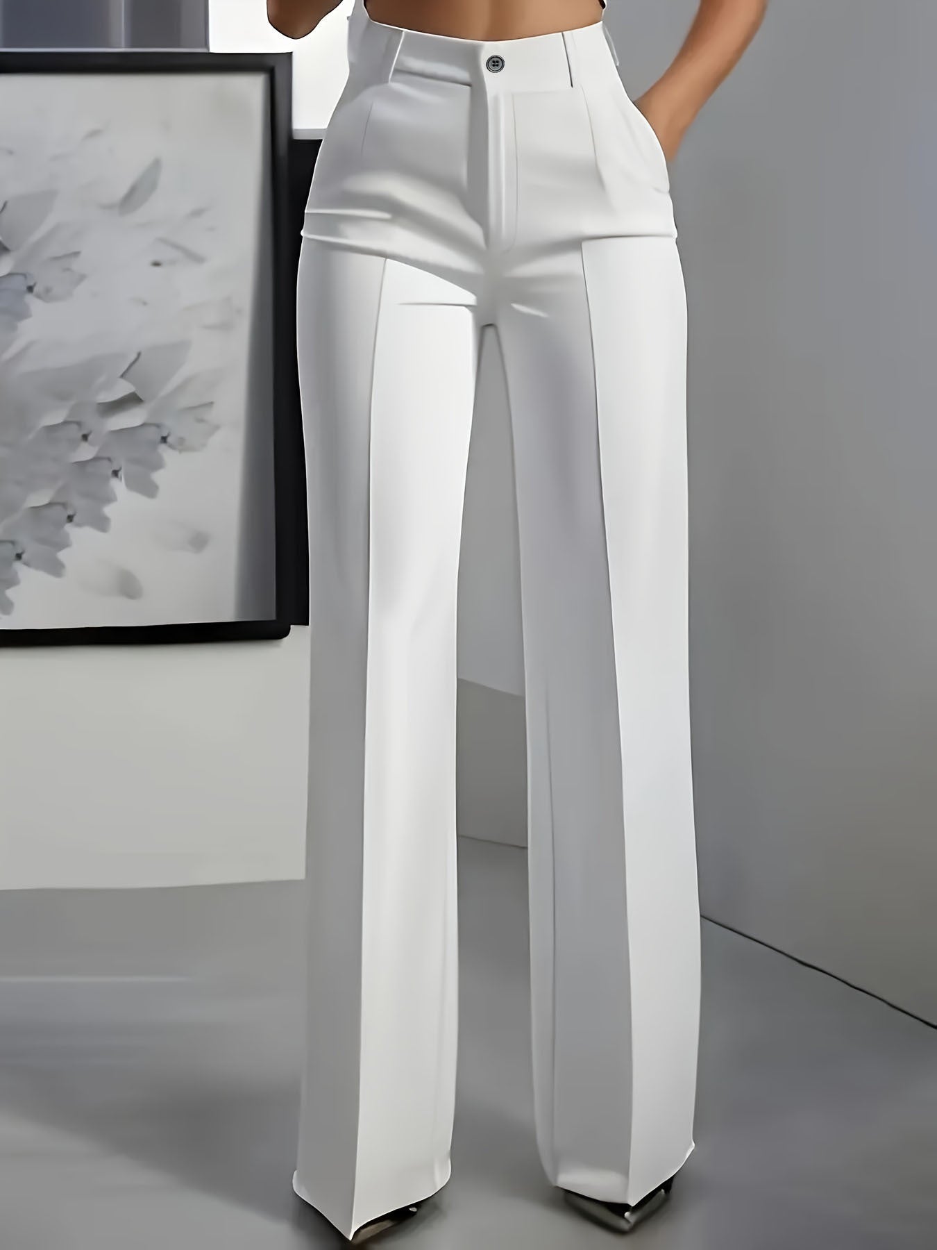 Damskie spodnie z wysokim stanem na modelce