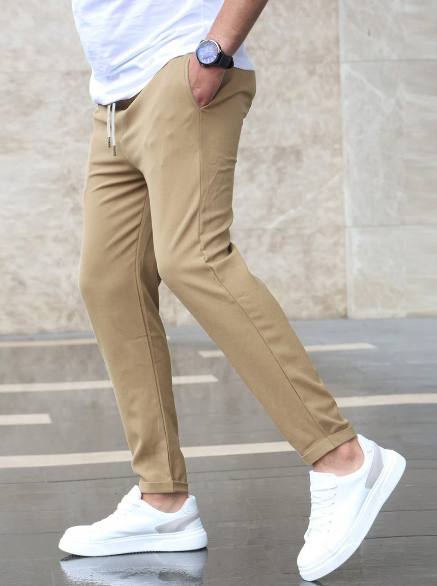 Spodnie męskie casual o prostym kroju ze stretchem – detal, Diamila Moda