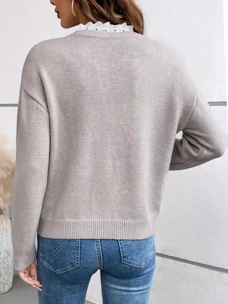 Sweter damski z dekoltem V i koronką
