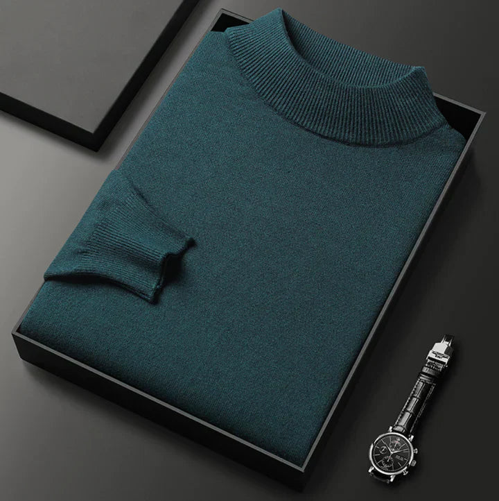 Sweter męski z golfem widoczny z boku na modelu