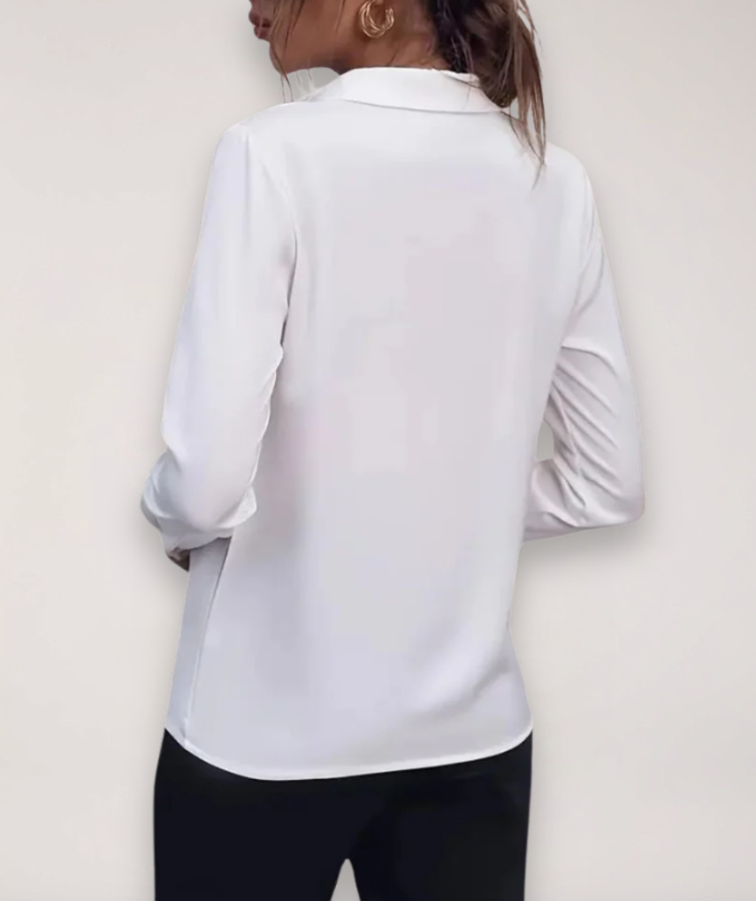 Elegancka taliowana bluzka damska zapinana na guziki, stylizacja biurowa