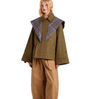Modny trencz oversize damski w swobodnej stylizacji